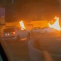 צילום מסך מתוך סרטון שפרסמה הטלוויזיה הממלכתית באיראן ביום שישי, 9 בינואר 2026, מציג כלי רכב נוסעים לצד מכוניות בוערות במהלך לילה של הפגנות המוניות בטהרן, איראן (צילום: Iranian state TV via AP) צילום מסך מתוך סרטון שפרסמה הטלוויזיה הממלכתית באיראן ביום שישי, 9 בינואר 2026, מציג כלי רכב נוסעים לצד מכוניות בוערות במהלך לילה של הפגנות המוניות בטהרן, איראן (צילום: Iranian state TV via AP)