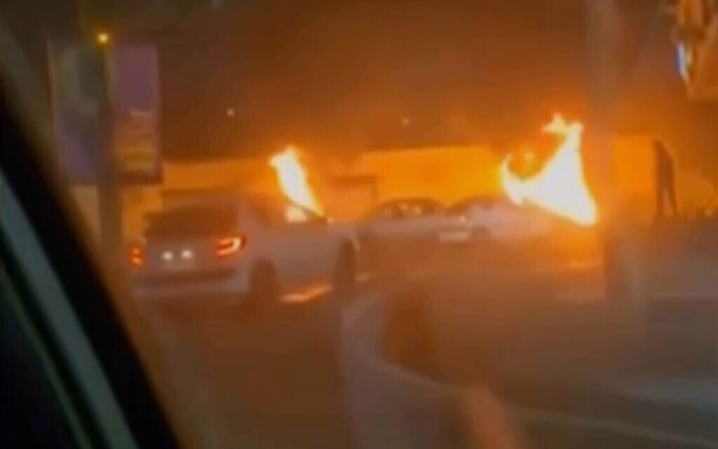 צילום מסך מתוך סרטון ששידרה הטלוויזיה הממלכתית של איראן ביום שישי, 9 בינואר 2026, מציג כלי רכב נוסעים לצד מכוניות בוערות במהלך לילה של הפגנות המוניות בטהרן (צילום: Iranian state TV via AP) צילום מסך מתוך סרטון ששידרה הטלוויזיה הממלכתית של איראן ביום שישי, 9 בינואר 2026, מציג כלי רכב נוסעים לצד מכוניות בוערות במהלך לילה של הפגנות המוניות בטהרן (צילום: Iranian state TV via AP)