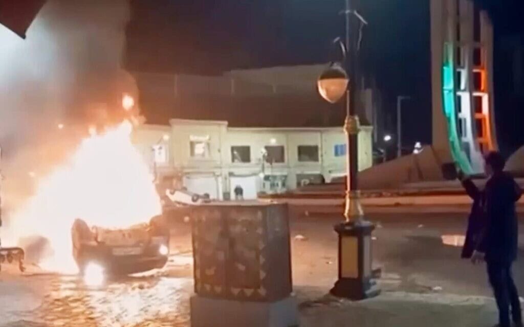 צילום מסך מתוך סרטון שפרסמה הטלוויזיה הממלכתית באיראן ביום שישי, 9 בינואר 2026, מציג כלי רכב נוסעים לצד מכוניות בוערות במהלך לילה של הפגנות המוניות בטהרן, איראן (צילום: Iranian state TV via AP) צילום מסך מתוך סרטון שפרסמה הטלוויזיה הממלכתית באיראן ביום שישי, 9 בינואר 2026, מציג כלי רכב נוסעים לצד מכוניות בוערות במהלך לילה של הפגנות המוניות בטהרן, איראן (צילום: Iranian state TV via AP)
