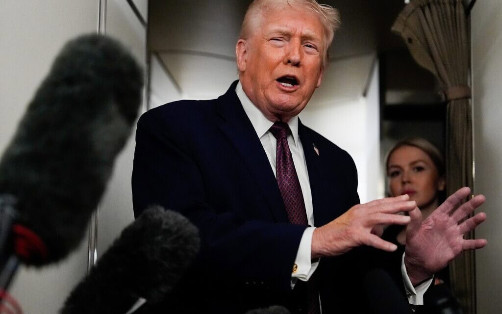 נשיא ארצות הברית דונלד טראמפ על סיפון האייר פורס ואן, 11 בינואר 2026 (צילום: AP Photo/Julia Demaree Nikhinson) נשיא ארצות הברית דונלד טראמפ על סיפון האייר פורס ואן, 11 בינואר 2026 (צילום: AP Photo/Julia Demaree Nikhinson)