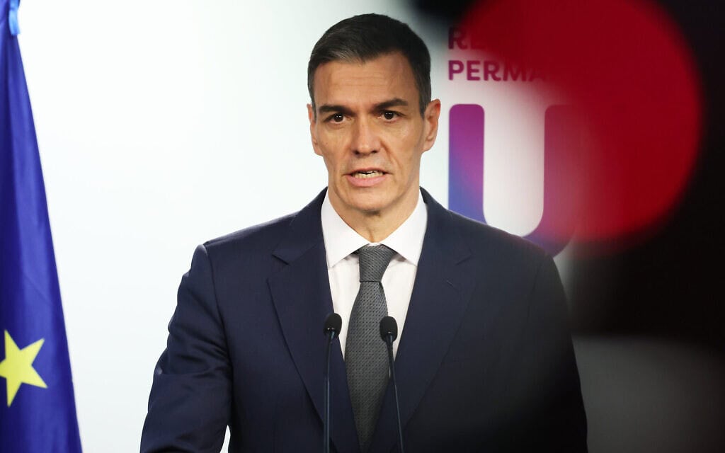 ראש ממשלת ספרד פדרו סנצ'ס נושא דברים בפני נציגי התקשורת בתום פסגת האיחוד האירופי בבריסל, 23 בינואר 2026 (צילום: AP Photo/Omar Havana) ראש ממשלת ספרד פדרו סנצ'ס נושא דברים בפני נציגי התקשורת בתום פסגת האיחוד האירופי בבריסל, 23 בינואר 2026 (צילום: AP Photo/Omar Havana)
