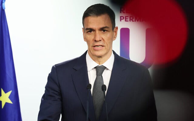 ראש ממשלת ספרד פדרו סנצ'ס נושא דברים בפני נציגי התקשורת בתום פסגת האיחוד האירופי בבריסל, 23 בינואר 2026 (צילום: AP Photo/Omar Havana) ראש ממשלת ספרד פדרו סנצ'ס נושא דברים בפני נציגי התקשורת בתום פסגת האיחוד האירופי בבריסל, 23 בינואר 2026 (צילום: AP Photo/Omar Havana)