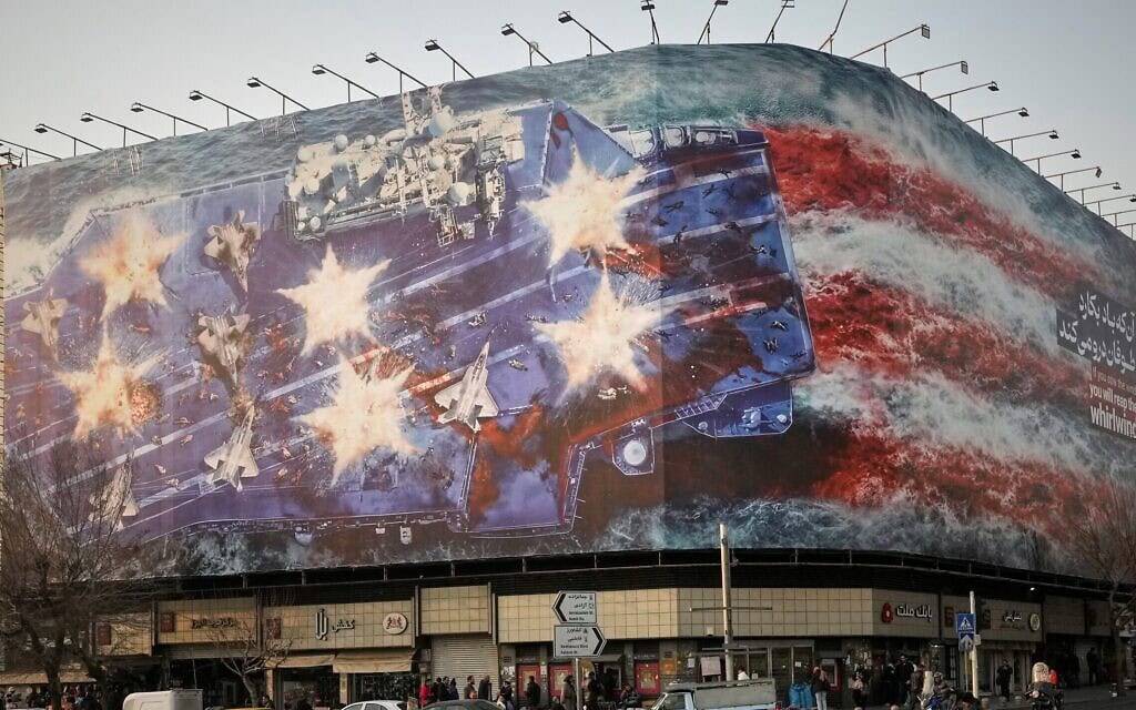 שלט חוצות אנטי-אמריקאי המציג נושאת מטוסים פגועה עם מטוסי קרב מושבתים על סיפונה, בטהרן, איראן, 25 בינואר 2026 (צילום: AP Photo/Vahid Salemi) שלט חוצות אנטי-אמריקאי המציג נושאת מטוסים פגועה עם מטוסי קרב מושבתים על סיפונה, בטהרן, איראן, 25 בינואר 2026 (צילום: AP Photo/Vahid Salemi)