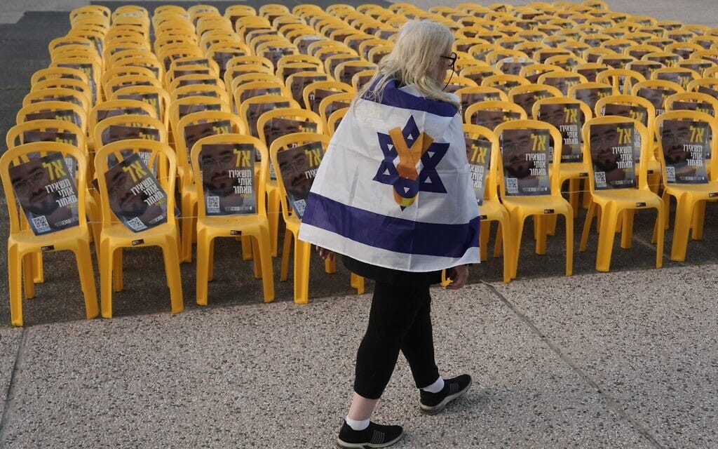 כיכר החטופים לקראת החזרת גופתו של רן גואילי, 26 בינואר, 2026 (צילום: AP Photo/Oded Balilty) כיכר החטופים לקראת החזרת גופתו של רן גואילי, 26 בינואר, 2026 (צילום: AP Photo/Oded Balilty)