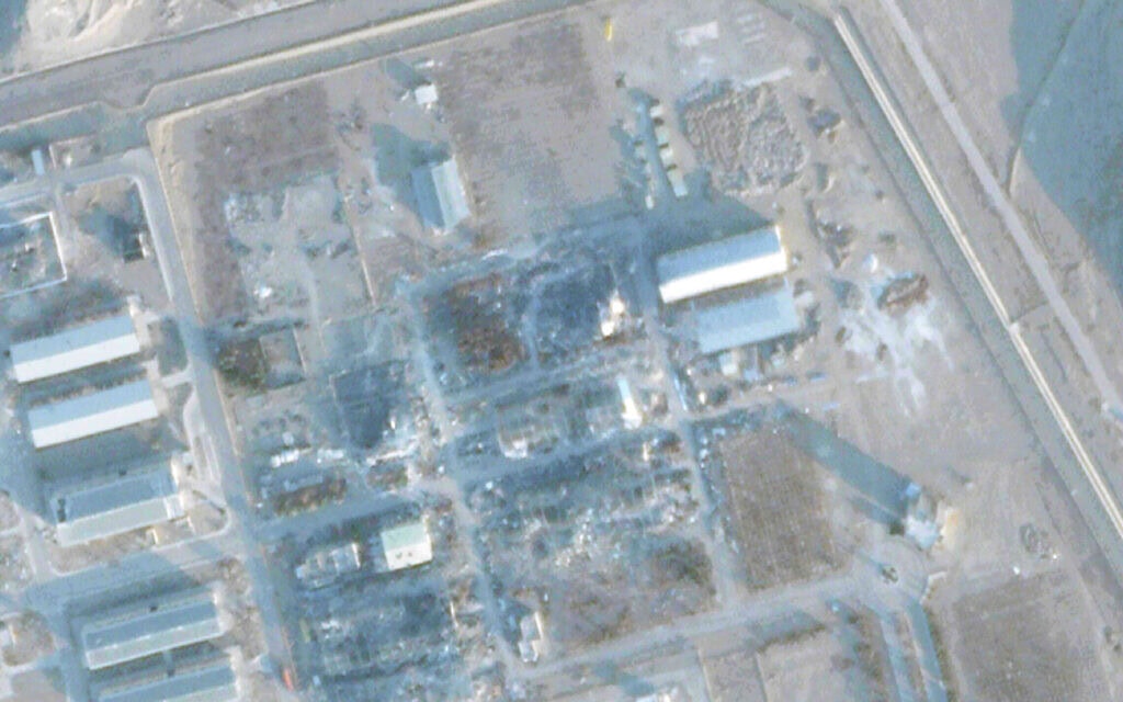 תצלום לוויין של Planet Labs PBC, המציג את ההריסות לפני בניית הגג במרכז הטכנולוגיה הגרעינית באספהאן מחוץ לעיר אספהאן, איראן, 7 בדצמבר 2025 (צילום: Planet Labs PBC via AP) תצלום לוויין של Planet Labs PBC, המציג את ההריסות לפני בניית הגג במרכז הטכנולוגיה הגרעינית באספהאן מחוץ לעיר אספהאן, איראן, 7 בדצמבר 2025 (צילום: Planet Labs PBC via AP)