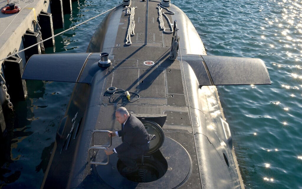 ראש הממשלה בנימין נתניהו יוצא מתוך הצוללת אח"י רהב, במהלך טקס קבלת הפנים של הצוללת בנמל חיפה. 12 בינואר 2016 (צילום: קובי גדעון/לע"מ) ראש הממשלה בנימין נתניהו יוצא מתוך הצוללת אח"י רהב, במהלך טקס קבלת הפנים של הצוללת בנמל חיפה. 12 בינואר 2016 (צילום: קובי גדעון/לע"מ)