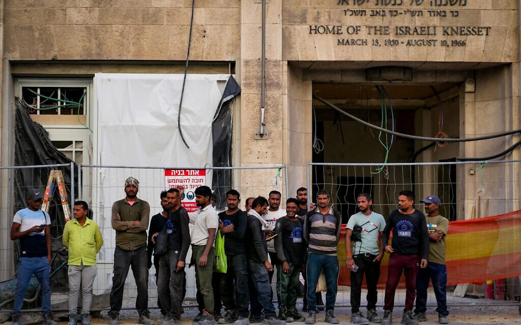 עובדי בנייה זרים עומדים מחוץ למוזיאון הכנסת בזמן בנייתו, 28 ביולי 2024 (צילום: נתי שוחט/פלאש90) עובדי בנייה זרים עומדים מחוץ למוזיאון הכנסת בזמן בנייתו, 28 ביולי 2024 (צילום: נתי שוחט/פלאש90)