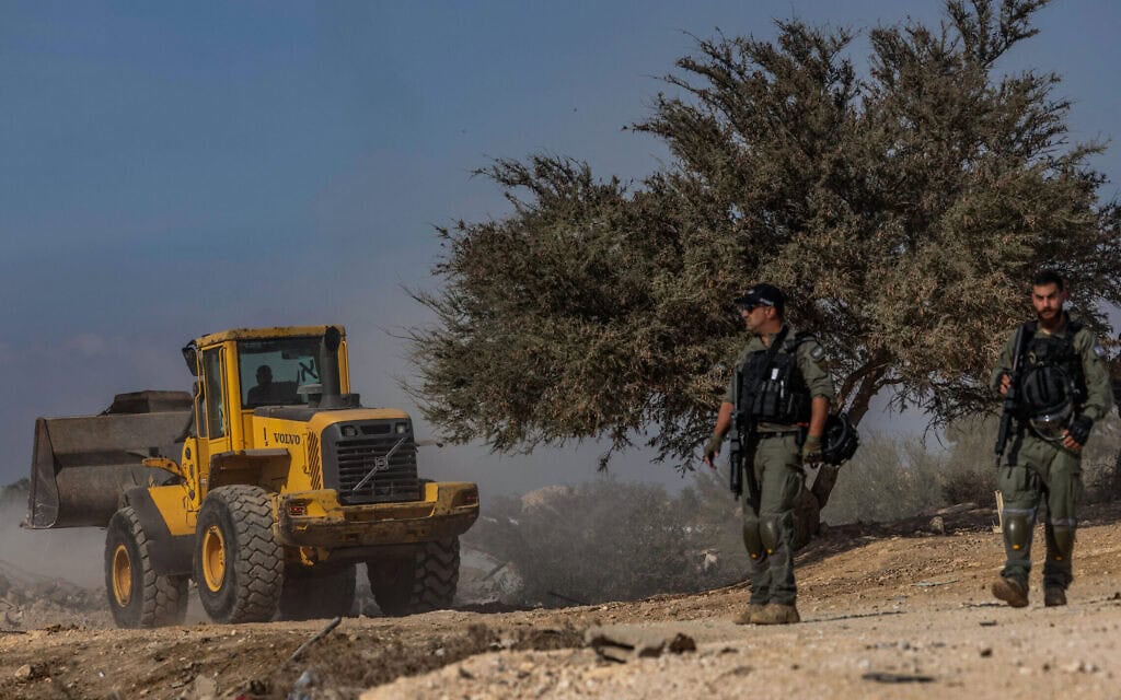 שוטרים ישראלים מאבטחים במהלך הריסת בתים ומסגד בכפר הבדואי אום אל־חיראן בנגב, דרום ישראל, 14 בנובמבר 2024 (צילום: פלאש90) שוטרים ישראלים מאבטחים במהלך הריסת בתים ומסגד בכפר הבדואי אום אל־חיראן בנגב, דרום ישראל, 14 בנובמבר 2024 (צילום: פלאש90)
