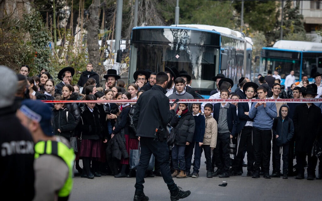 כוחות הצלה סמוך למעון בירושלים שבו נפגעו תינוקות ופעוטות משאיפת גז ושניים מהם נפטרו, 19 בינואר 2026 (צילום: חיים גולדברג/פלאש90) כוחות הצלה סמוך למעון בירושלים שבו נפגעו תינוקות ופעוטות משאיפת גז ושניים מהם נפטרו, 19 בינואר 2026 (צילום: חיים גולדברג/פלאש90)