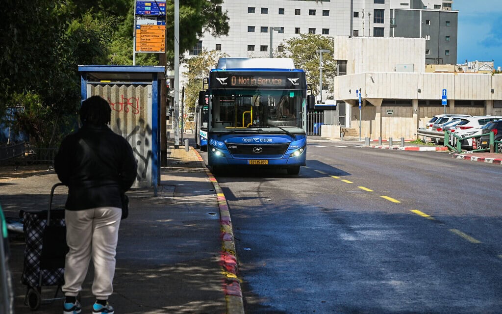 אוטובוס בתל אביב, פברואר 2025 (צילום: אבשלום ששוני/פלאש90) אוטובוס בתל אביב, פברואר 2025 (צילום: אבשלום ששוני/פלאש90)