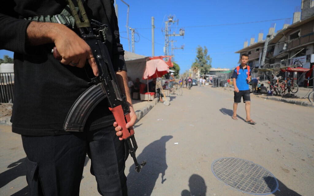 שוטר חמאס אוחז ברובה ברחובות עזה, 11 באוקטובר 2025 (צילום: Ali Hassan/Flash90) שוטר חמאס אוחז ברובה ברחובות עזה, 11 באוקטובר 2025 (צילום: Ali Hassan/Flash90)