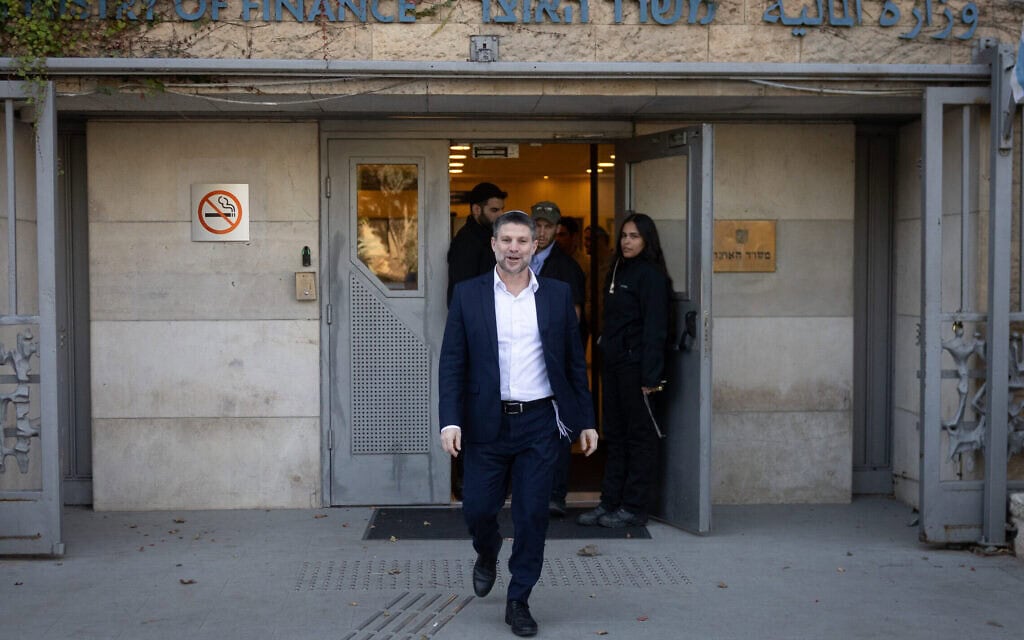 בצלאל סמוטריץ לאחר מסיבת עיתונאים במשרד האוצר בירושלים, 4 בדצמבר 2025 (צילום: יונתן זינדל/פלאש90) בצלאל סמוטריץ לאחר מסיבת עיתונאים במשרד האוצר בירושלים, 4 בדצמבר 2025 (צילום: יונתן זינדל/פלאש90)