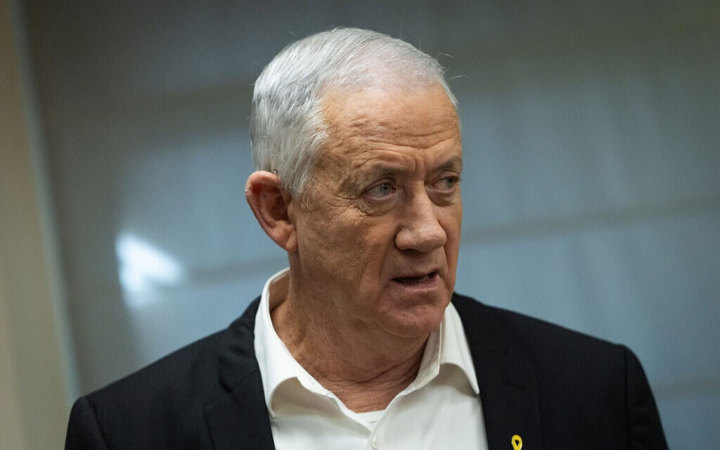 בני גנץ בחדר הסיעה של כחול לבן בכנסת, 22 בדצמבר 2025 (צילום: יונתן זינדל/פלאש90) בני גנץ בחדר הסיעה של כחול לבן בכנסת, 22 בדצמבר 2025 (צילום: יונתן זינדל/פלאש90)