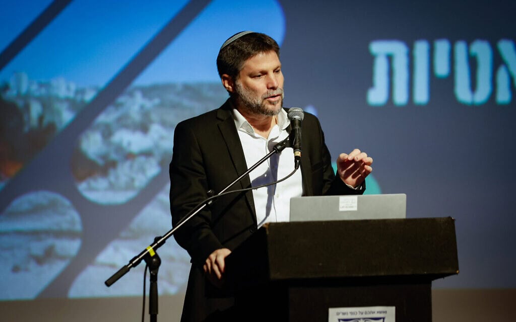 בצלאל סמוטריץ נואם בכנס ארצי למאבק בזיהום אוויר בישראל, בראש העין, 1 בינואר 2026 (צילום: טל גל/פלאש90) בצלאל סמוטריץ נואם בכנס ארצי למאבק בזיהום אוויר בישראל, בראש העין, 1 בינואר 2026 (צילום: טל גל/פלאש90)