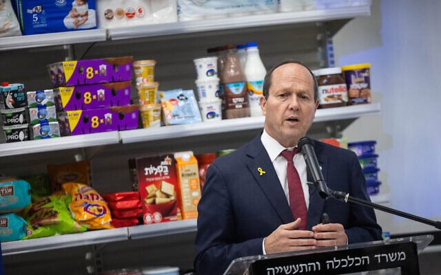 שר הכלכלה ניר ברקת מציג את "הסל של ישראל", במשרדו בירושלים, 4 בינואר 2026
