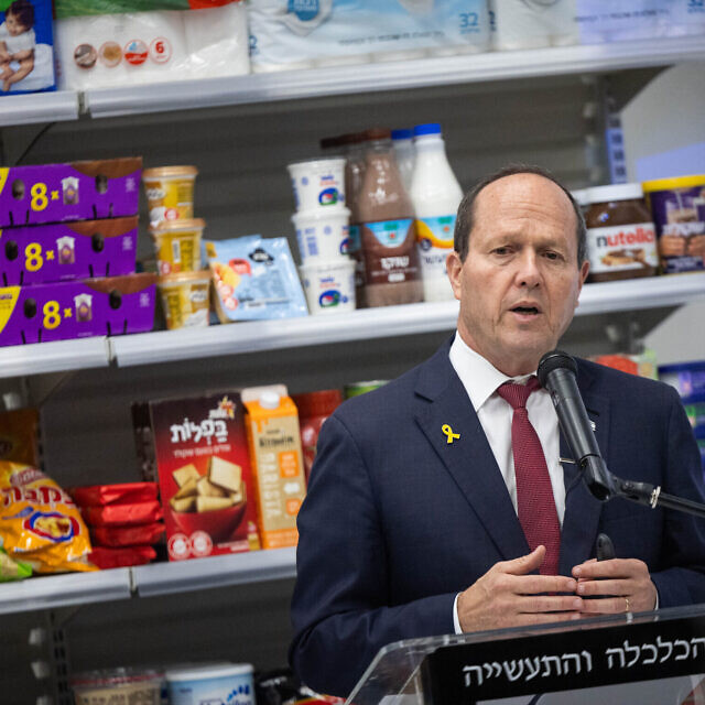 שר הכלכלה ניר ברקת מציג את "הסל של ישראל", במשרדו בירושלים, 4 בינואר 2026 (צילום: יונתן זינדל/פלאש90) שר הכלכלה ניר ברקת מציג את "הסל של ישראל", במשרדו בירושלים, 4 בינואר 2026 (צילום: יונתן זינדל/פלאש90)