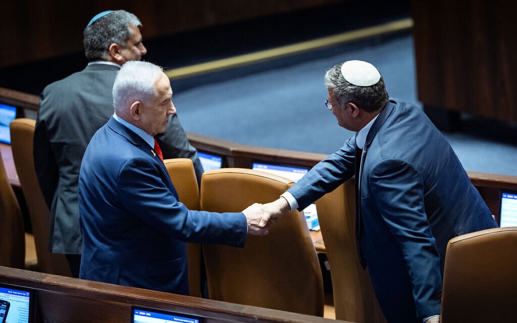 השר לביטחון לאומי איתמר בן גביר לוחץ את ידו של ראש הממשלה בנימין נתניהו במליאת הכנסת, 5 בינואר 2026 (צילום: יונתן זינדל/פלאש90) השר לביטחון לאומי איתמר בן גביר לוחץ את ידו של ראש הממשלה בנימין נתניהו במליאת הכנסת, 5 בינואר 2026 (צילום: יונתן זינדל/פלאש90)