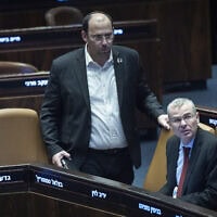 שר המשפטים יריב לוין ויו"ר ועדת החוקה שמחה רוטמן במליאת הכנסת, 7 בינואר 2026