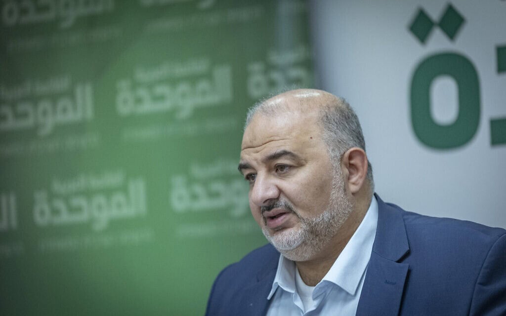 מנסור עבאס בחדר הסיעה של רע"ם בכנסת, 12 בינואר 2026 (צילום: חיים גולדברג/פלאש90) מנסור עבאס בחדר הסיעה של רע"ם בכנסת, 12 בינואר 2026 (צילום: חיים גולדברג/פלאש90)