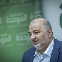 מנסור עבאס בחדר הסיעה של רע"ם בכנסת, 12 בינואר 2026 (צילום: חיים גולדברג/פלאש90) מנסור עבאס בחדר הסיעה של רע"ם בכנסת, 12 בינואר 2026 (צילום: חיים גולדברג/פלאש90)