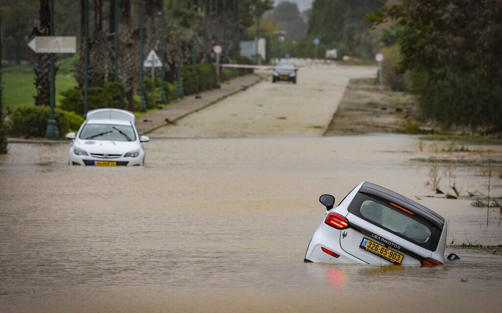 מכוניות שנלכדו במי הצפה לאחר גשמים כבדים בסמוך למושב ינון בדרום ישראל, 13 בינואר 2026 (צילום: פלאש90) מכוניות שנלכדו במי הצפה לאחר גשמים כבדים בסמוך למושב ינון בדרום ישראל, 13 בינואר 2026 (צילום: פלאש90)
