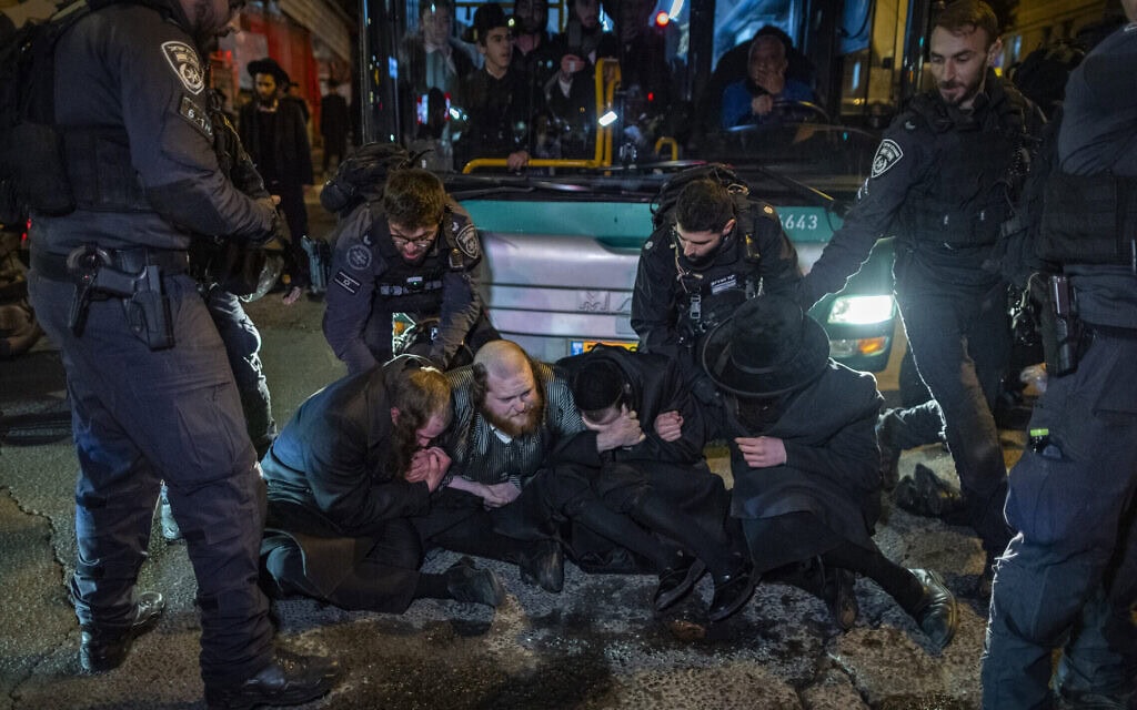 גברים חרדים חוסמים כביש ומתעמתים עם המשטרה במהלך מחאה נגד נתיחת גופות של פעוטות שמתו מוקדם יותר במעון, ירושלים, 19 בינואר 2026 (צילום: חיים גולדברג/פלאש90) גברים חרדים חוסמים כביש ומתעמתים עם המשטרה במהלך מחאה נגד נתיחת גופות של פעוטות שמתו מוקדם יותר במעון, ירושלים, 19 בינואר 2026 (צילום: חיים גולדברג/פלאש90)