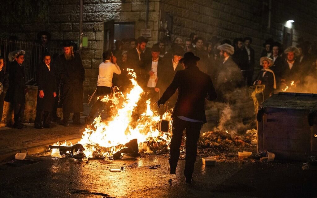 גברים חרדים חוסמים כביש ומתעמתים עם המשטרה במהלך מחאה נגד נתיחת גופות של פעוטות שמתו מוקדם יותר במעון, ירושלים, 19 בינואר 2026 (צילום: חיים גולדברג/פלאש90) גברים חרדים חוסמים כביש ומתעמתים עם המשטרה במהלך מחאה נגד נתיחת גופות של פעוטות שמתו מוקדם יותר במעון, ירושלים, 19 בינואר 2026 (צילום: חיים גולדברג/פלאש90)