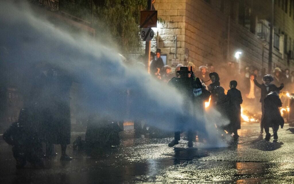 Ultra-Orthodox Jewish men block a road and clash with police during a protest against the autopsy of toddlers who died earlier in a daycare, in Jerusalem, January 19, 2026. Photo by Chaim Goldberg/Flash90 *** Local Caption *** חרדים
מחאה חרדית
הפגנה
עימותים
חסימת כביש
משטרה
נתיחה שלאחר המוות
פעוטות
גן ילדים
ירושלים
סדר ציבורי Ultra-Orthodox Jewish men block a road and clash with police during a protest against the autopsy of toddlers who died earlier in a daycare, in Jerusalem, January 19, 2026. Photo by Chaim Goldberg/Flash90 *** Local Caption *** חרדים
מחאה חרדית
הפגנה
עימותים
חסימת כביש
משטרה
נתיחה שלאחר המוות
פעוטות
גן ילדים
ירושלים
סדר ציבורי