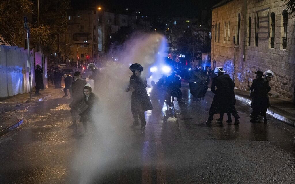 גברים חרדים חוסמים כביש ומתעמתים עם המשטרה במהלך מחאה נגד נתיחת גופות של פעוטות שמתו מוקדם יותר במעון, ירושלים, 19 בינואר 2026 (צילום: חיים גולדברג/פלאש90) גברים חרדים חוסמים כביש ומתעמתים עם המשטרה במהלך מחאה נגד נתיחת גופות של פעוטות שמתו מוקדם יותר במעון, ירושלים, 19 בינואר 2026 (צילום: חיים גולדברג/פלאש90)