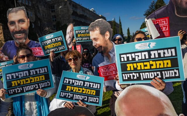 מפגינים קוראים להקמת ועדת חקירה ממלכתית לחקר אסון השבעה באוקטובר מחוץ לכנסת, 19 בינואר 2026
