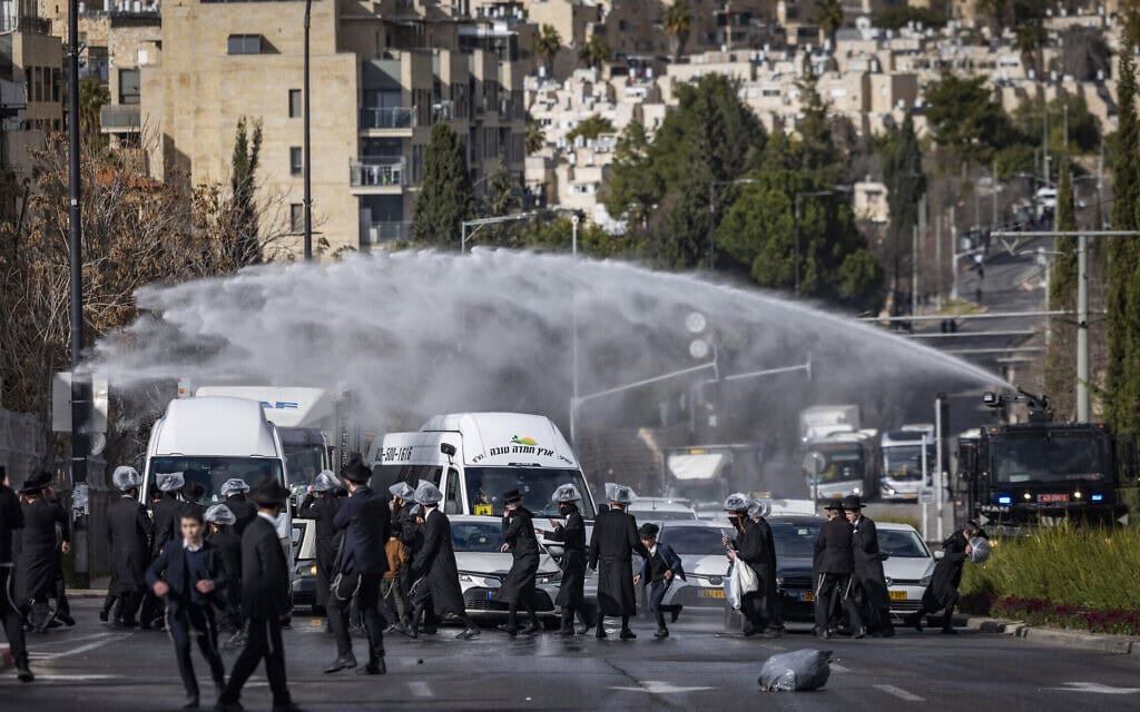 המשטרה מפנה מפגינים החוסמים את התנועה בירושלים במחאה על הנחיית בית המשפט לנתח את גופותיהם של שני תינוקות שמתו במעון בעיר, 20 בינואר 2026 (צילום: חיים גולדברג/פלאש90) המשטרה מפנה מפגינים החוסמים את התנועה בירושלים במחאה על הנחיית בית המשפט לנתח את גופותיהם של שני תינוקות שמתו במעון בעיר, 20 בינואר 2026 (צילום: חיים גולדברג/פלאש90)