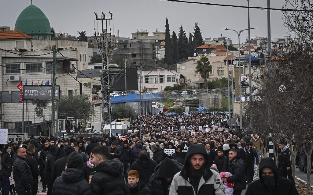 מפגינים בסכנין מוחים נגד האלימות הגואה בחברה הערבית ואוזלת ידן של הרשויות, 22 בינואר 2026 (צילום: מיכאל גלעדי/פלאש90) מפגינים בסכנין מוחים נגד האלימות הגואה בחברה הערבית ואוזלת ידן של הרשויות, 22 בינואר 2026 (צילום: מיכאל גלעדי/פלאש90)