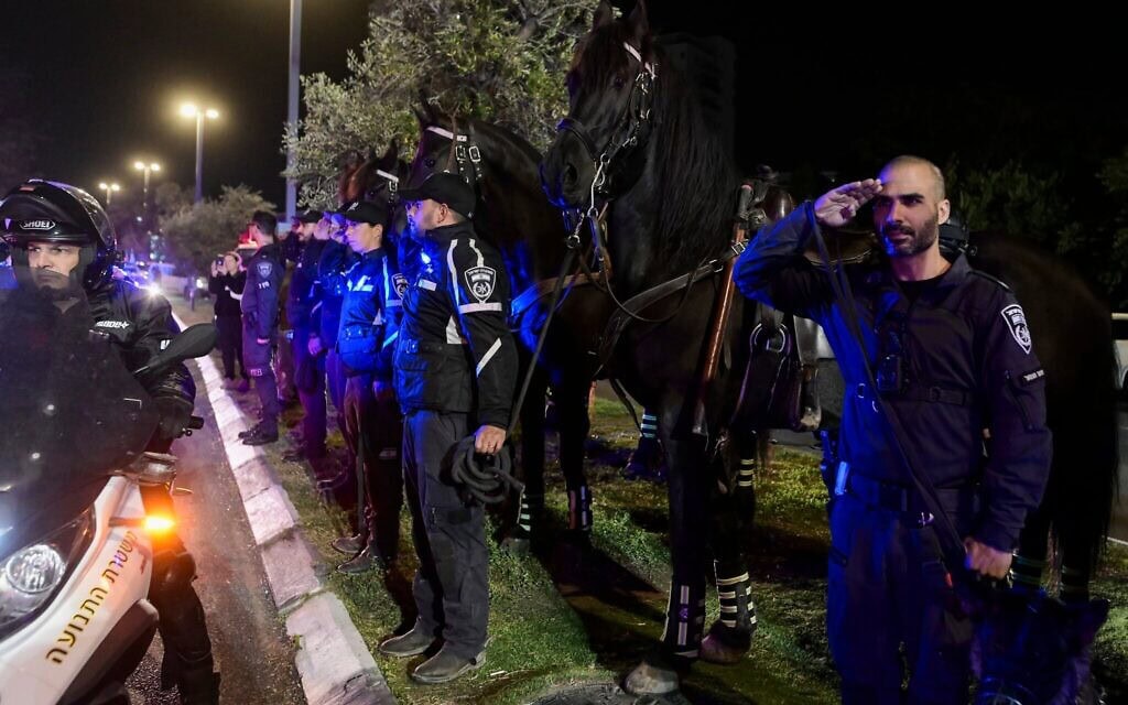 שוטרים חולקים כבוד לשיירה המלווה את ארונו של החטוף החלל רן גואילי, עם הגעתה למכון לרפואה משפטית אבו כביר בתל אביב, 26 בינואר 2026 (צילום: אבשלום ששוני/פלאש90) שוטרים חולקים כבוד לשיירה המלווה את ארונו של החטוף החלל רן גואילי, עם הגעתה למכון לרפואה משפטית אבו כביר בתל אביב, 26 בינואר 2026 (צילום: אבשלום ששוני/פלאש90)
