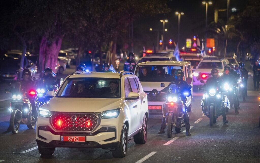 שיירה המלווה את ארונו של החטוף החלל רן גואילי, בדרכה למכון לרפואה משפטית אבו כביר בתל אביב, 26 בינואר 2026 (צילום: אריק מרמור/פלאש90) שיירה המלווה את ארונו של החטוף החלל רן גואילי, בדרכה למכון לרפואה משפטית אבו כביר בתל אביב, 26 בינואר 2026 (צילום: אריק מרמור/פלאש90)