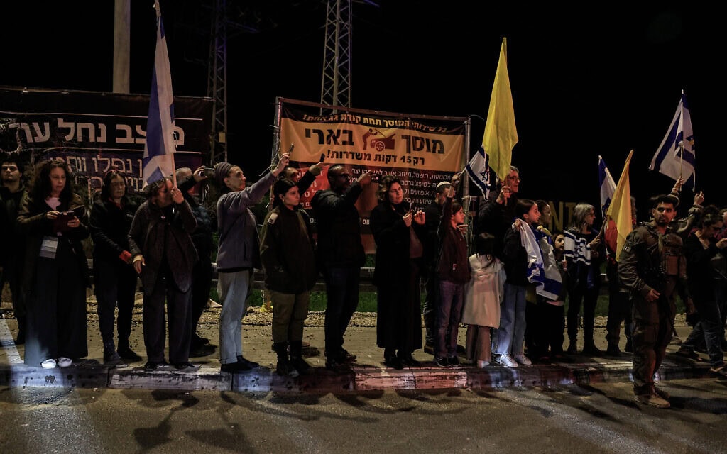אנשים חולקים כבוד לשיירה הנושאת את ארונו של החטוף החלל רן גואילי, עוטף עזה, 26 בינואר 2026 (צילום: צפריר אביוב/פלאש90) אנשים חולקים כבוד לשיירה הנושאת את ארונו של החטוף החלל רן גואילי, עוטף עזה, 26 בינואר 2026 (צילום: צפריר אביוב/פלאש90)