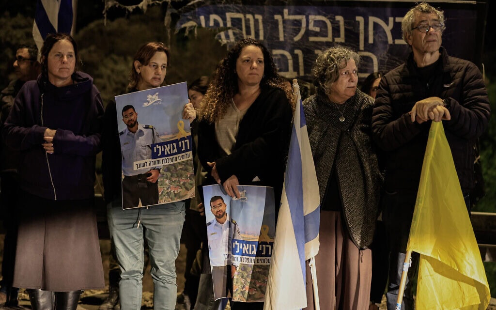 אנשים חולקים כבוד לשיירה הנושאת את ארונו של החטוף החלל רן גואילי, עוטף עזה, 26 בינואר 2026 (צילום: צפריר אביוב/פלאש90) אנשים חולקים כבוד לשיירה הנושאת את ארונו של החטוף החלל רן גואילי, עוטף עזה, 26 בינואר 2026 (צילום: צפריר אביוב/פלאש90)
