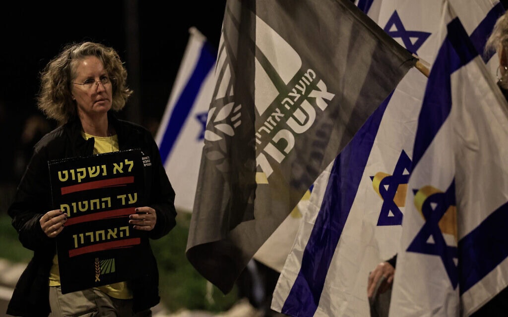 אנשים חולקים כבוד לשיירה הנושאת את ארונו של החטוף החלל רן גואילי, עוטף עזה, 26 בינואר 2026 (צילום: צפריר אביוב/פלאש90) אנשים חולקים כבוד לשיירה הנושאת את ארונו של החטוף החלל רן גואילי, עוטף עזה, 26 בינואר 2026 (צילום: צפריר אביוב/פלאש90)