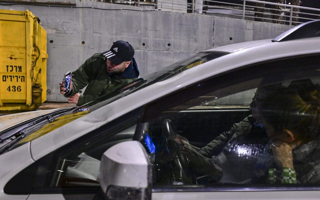 פעיל הימין מרדכי דוד חוסם את רכבו של נשיא בית המשפט העליון בדימוס אהרן ברק, 28 בינואר 2026 (צילום: אבשלום ששוני/פלאש90) פעיל הימין מרדכי דוד חוסם את רכבו של נשיא בית המשפט העליון בדימוס אהרן ברק, 28 בינואר 2026 (צילום: אבשלום ששוני/פלאש90)