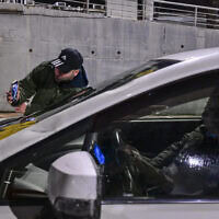 פעיל הימין מרדכי דוד חוסם את רכבו של נשיא בית המשפט העליון בדימוס אהרן ברק, 28 בינואר 2026