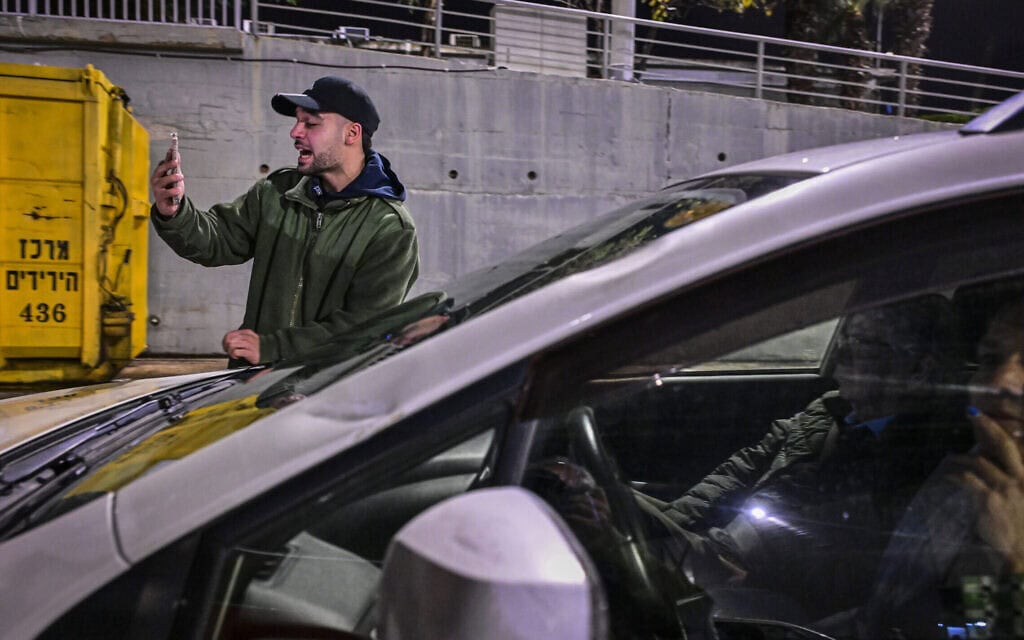 מרדכי דוד חוסם את רכבו של נשיא בית המשפט העליון בדימוס אהרן ברק, 28 בינואר 2026 (צילום: אבשלום ששוני/פלאש90)