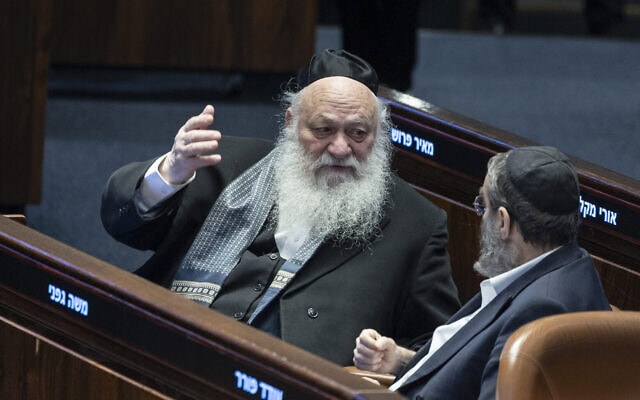 חברי הכנסת משה גפני ויצחק גולדקנופף במהלך הצבעה על תקציב המדינה, 28 בינואר 2026