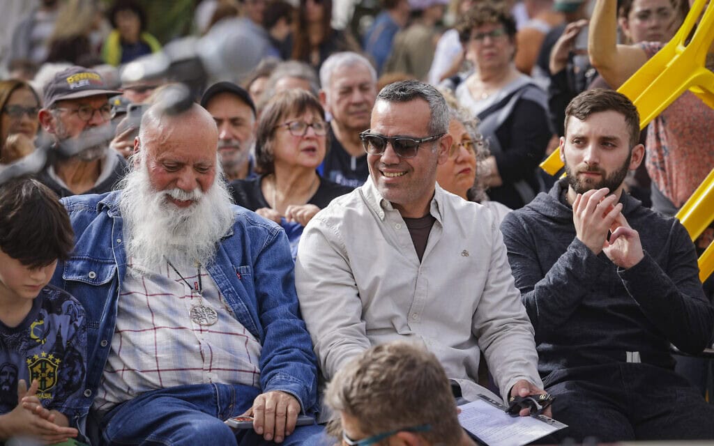 שורד השבי עמרי מירן, ליד אביו דני מירן ושורד השבי מתן אנגרסט בקבלת השבת האחרונה שנערכה בכיכר החטופים, 30 בינואר 2026 (צילום: מרים אלסטר/פלאש90) שורד השבי עמרי מירן, ליד אביו דני מירן ושורד השבי מתן אנגרסט בקבלת השבת האחרונה שנערכה בכיכר החטופים, 30 בינואר 2026 (צילום: מרים אלסטר/פלאש90)