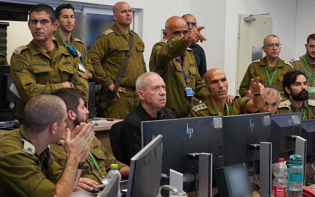 אסף שמואלביץ׳ (השני משמאל) נראה במהלך הערכת מצב ביטחונית שקיים שר הביטחון דאז יואב גלנט יחד עם קצינים בכירים נוספים בפיקוד הדרום, 9 באוקטובר 2023 (צילום: משרד הביטחון) אסף שמואלביץ׳ (השני משמאל) נראה במהלך הערכת מצב ביטחונית שקיים שר הביטחון דאז יואב גלנט יחד עם קצינים בכירים נוספים בפיקוד הדרום, 9 באוקטובר 2023 (צילום: משרד הביטחון)
