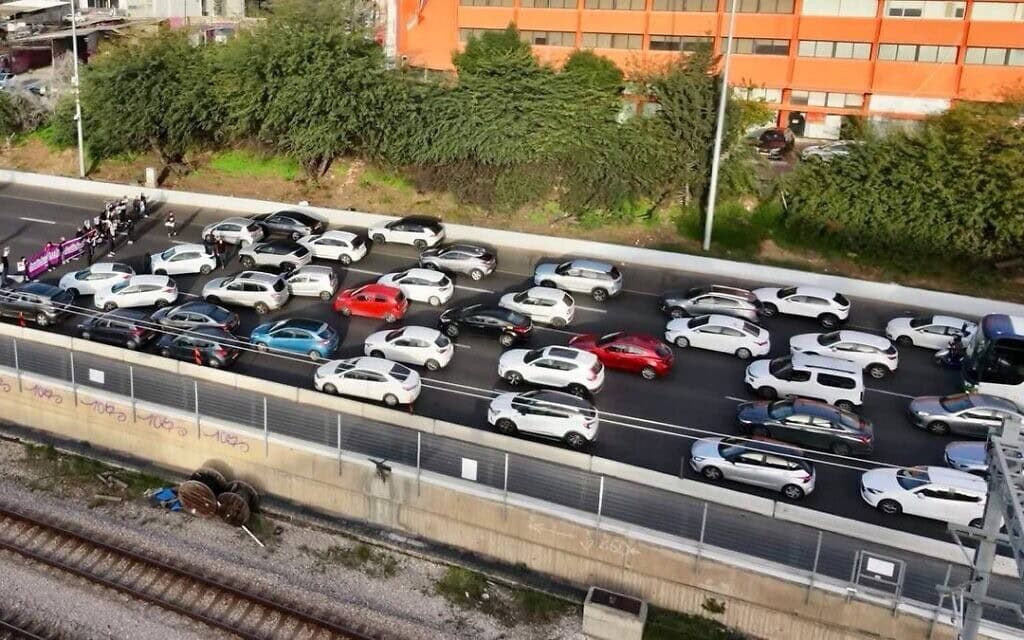 אנשי תנועת ״עומדים ביחד״ חוסמים את איילון דרום לתנועה במחאה על הפשיעה בחברה הערבית, 25 בינואר 2026 (צילום: עומדים ביחד) אנשי תנועת ״עומדים ביחד״ חוסמים את איילון דרום לתנועה במחאה על הפשיעה בחברה הערבית, 25 בינואר 2026 (צילום: עומדים ביחד)
