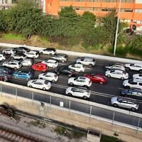 אנשי תנועת ״עומדים ביחד״ חוסמים את איילון דרום לתנועה במחאה על הפשיעה בחברה הערבית, 25 בינואר 2026 (צילום: עומדים ביחד) אנשי תנועת ״עומדים ביחד״ חוסמים את איילון דרום לתנועה במחאה על הפשיעה בחברה הערבית, 25 בינואר 2026 (צילום: עומדים ביחד)
