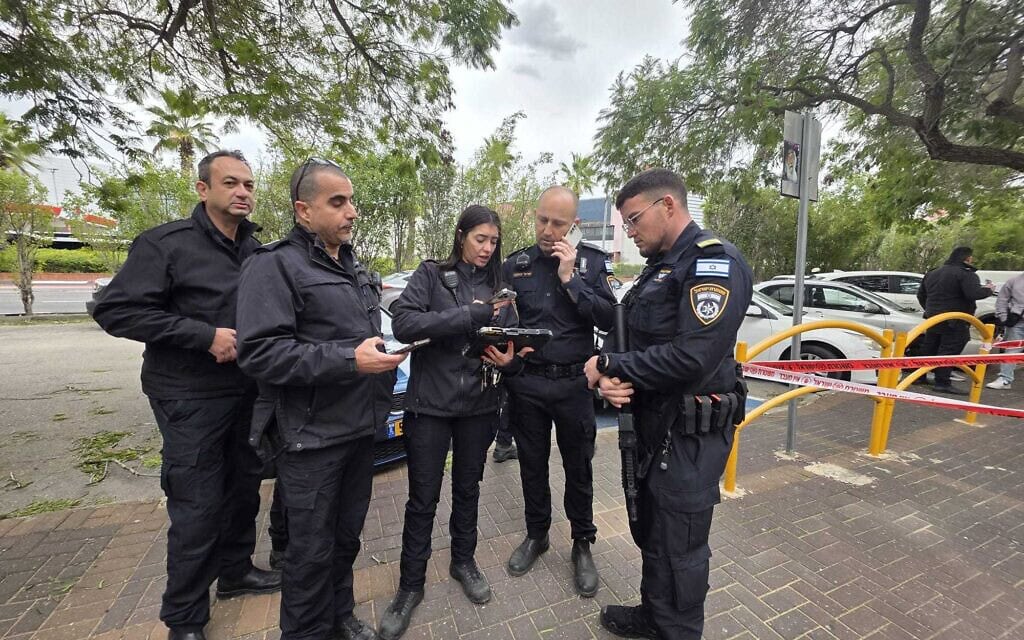 שוטרים בזירה שבה הצית חשוד שוטר בקריית ביאליק, 22 בינואר 2026 (צילום: דוברות המשטרה) שוטרים בזירה שבה הצית חשוד שוטר בקריית ביאליק, 22 בינואר 2026 (צילום: דוברות המשטרה)