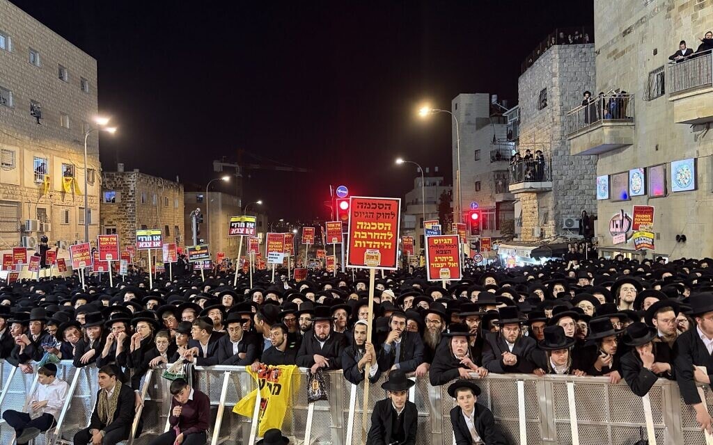 אלפי חרדים מפגינים בירושלים נגד חוק הגיוס, 6 בינואר 2026 (צילום: סם סוקול) אלפי חרדים מפגינים בירושלים נגד חוק הגיוס, 6 בינואר 2026 (צילום: סם סוקול)
