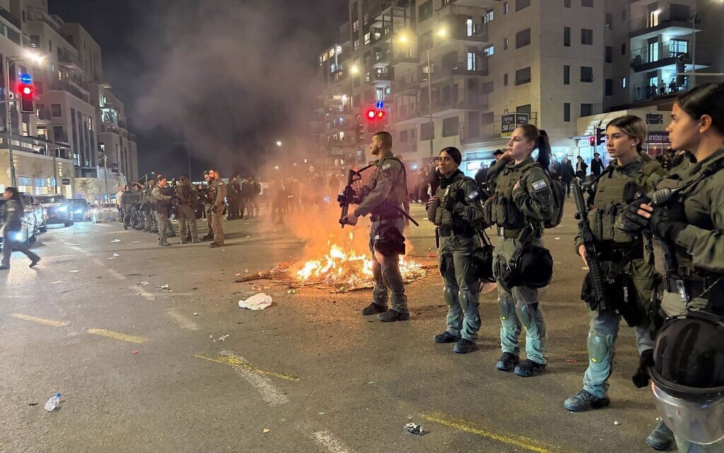 שוטרים לצד מדורות שהבעירו מפגינים חרדים נגד חוק הגיוס בירושלים, 6 בינואר 2026 (צילום: סם סוקול) שוטרים לצד מדורות שהבעירו מפגינים חרדים נגד חוק הגיוס בירושלים, 6 בינואר 2026 (צילום: סם סוקול)