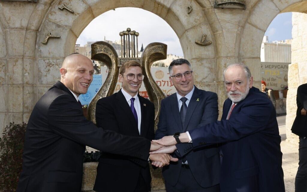 שגריר ארצות הברית בישראל מייק האקבי (מימין), שר החוץ גדעון סער, תת מזכיר המדינה לענייני כלכלה של ארצות הברית ג'ייקוב הלברג וראש המטה הלאומי לבינה מלאכותית ארז אסקל בעיר דוד בירושלים, 16 בינואר 2026 (צילום: יוסי זמיר / לע''מ) שגריר ארצות הברית בישראל מייק האקבי (מימין), שר החוץ גדעון סער, תת מזכיר המדינה לענייני כלכלה של ארצות הברית ג'ייקוב הלברג וראש המטה הלאומי לבינה מלאכותית ארז אסקל בעיר דוד בירושלים, 16 בינואר 2026 (צילום: יוסי זמיר / לע''מ)
