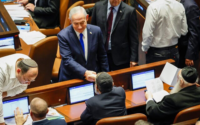ראש הממשלה בנימין נתניהו משוחח עם ח ראש הממשלה בנימין נתניהו משוחח עם ח